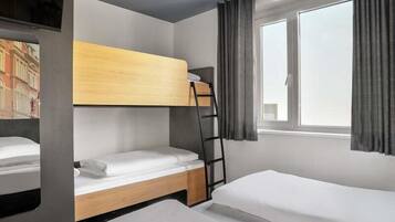 Quadruple Room | Desk, WiFi (free), bed sheets