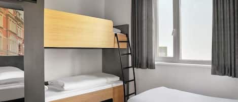 Escritorio, wifi gratis y ropa de cama