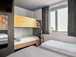 Escritorio, wifi gratis y ropa de cama 