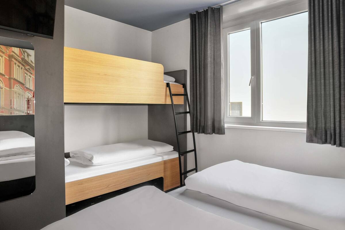 Kamar Quadruple | Meja kerja, Wi-Fi gratis, dan seprai linen