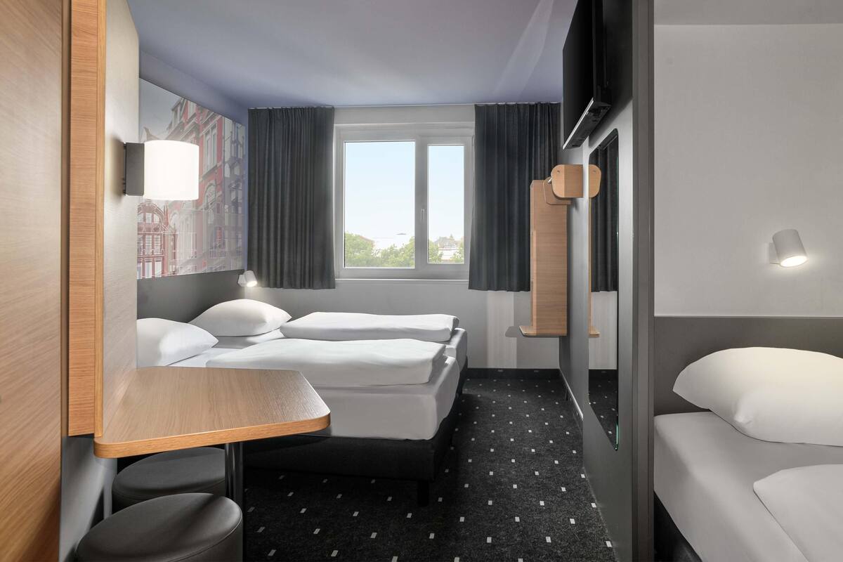 Kamar Triple | Meja kerja, Wi-Fi gratis, dan seprai linen