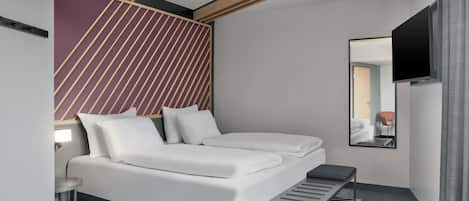 Escritorio, wifi gratis y ropa de cama