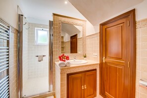 Dusche, Haartrockner, Handtücher