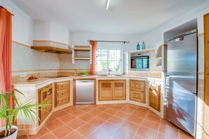 Frigorifero, microonde, forno, lavastoviglie