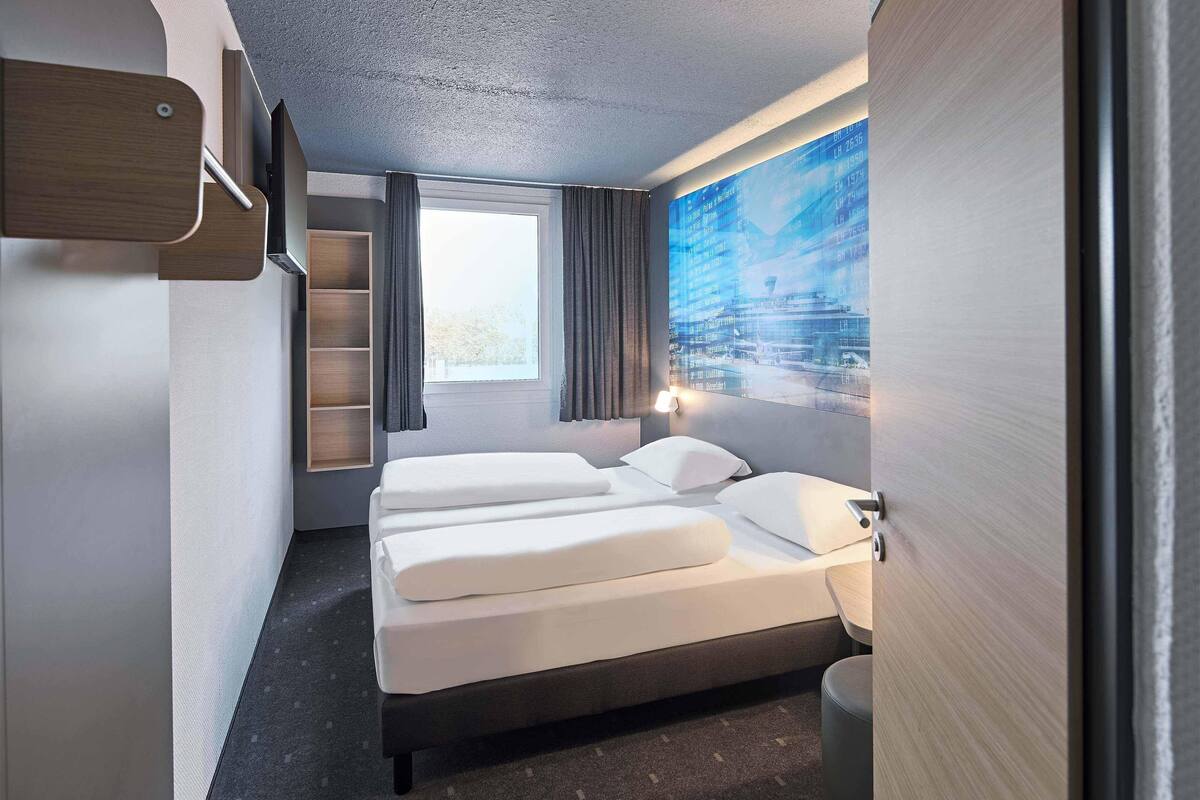 desk, soundproofing, free wifi, bed sheets