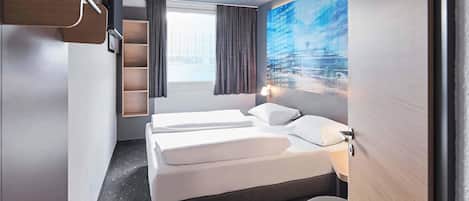 Desk, soundproofing, free WiFi, bed sheets