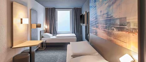 Desk, soundproofing, free WiFi, bed sheets