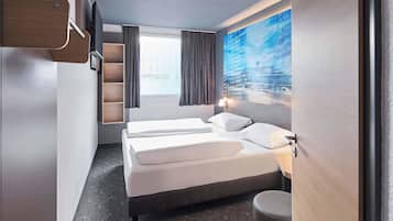 Desk, soundproofing, free WiFi, bed sheets