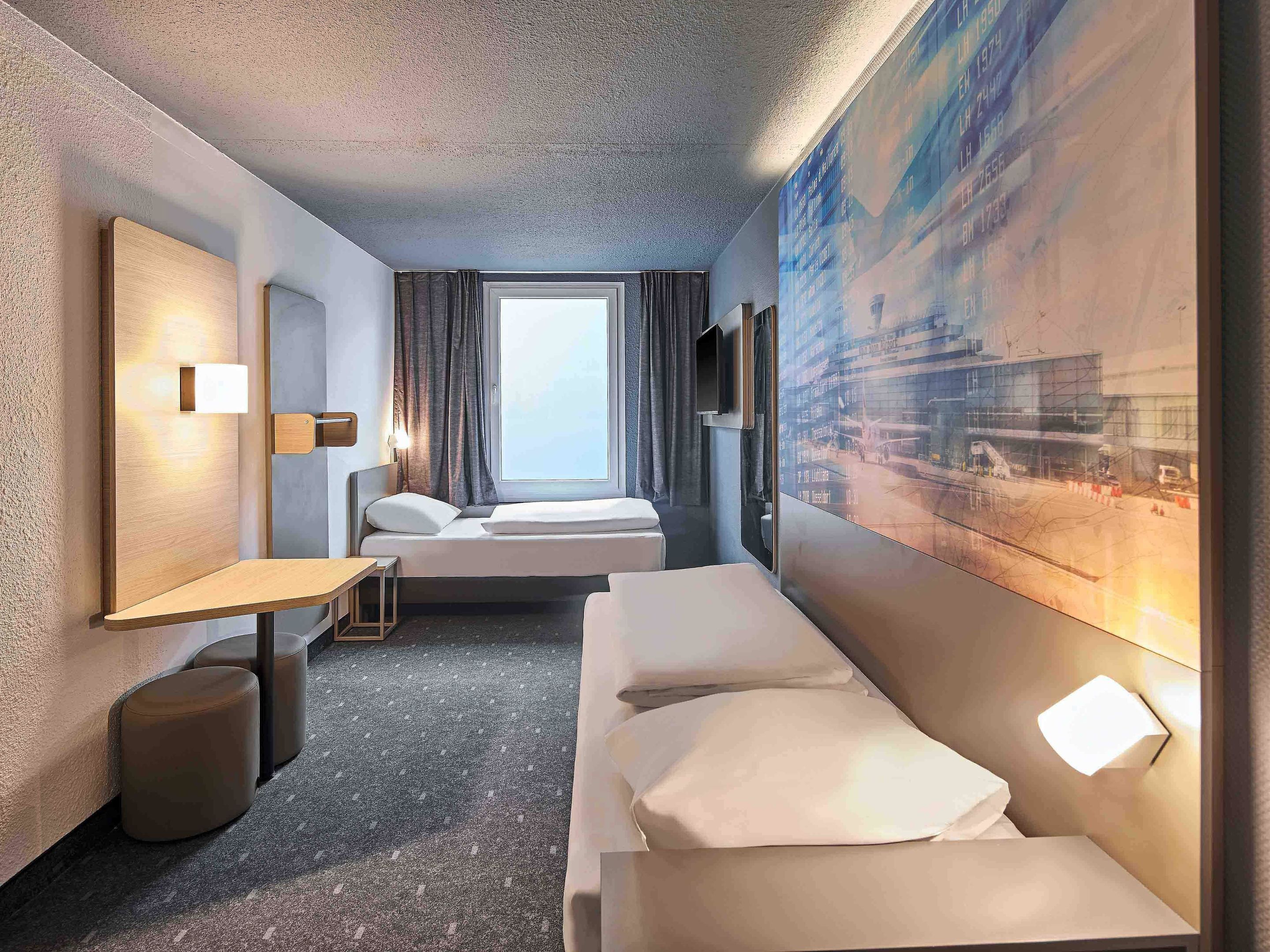 Desk, soundproofing, free WiFi, bed sheets