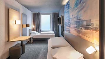 Desk, soundproofing, free WiFi, bed sheets