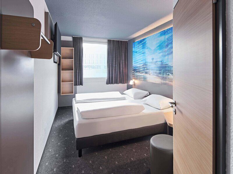 Desk, soundproofing, free WiFi, bed sheets
