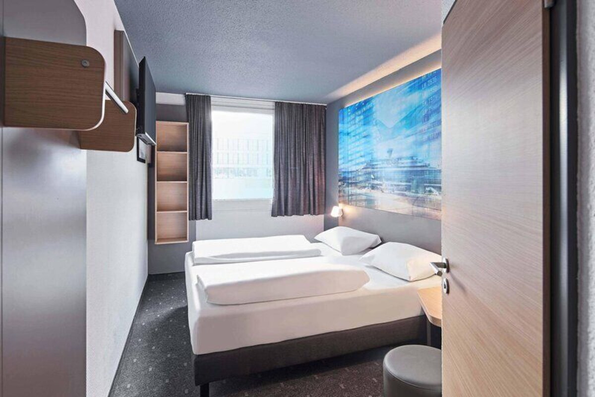 Desk, soundproofing, free WiFi, bed sheets