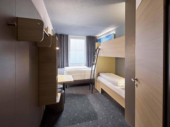 Quadruple Room | Desk, soundproofing, WiFi (free), bed sheets