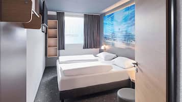 Desk, soundproofing, free WiFi, bed sheets