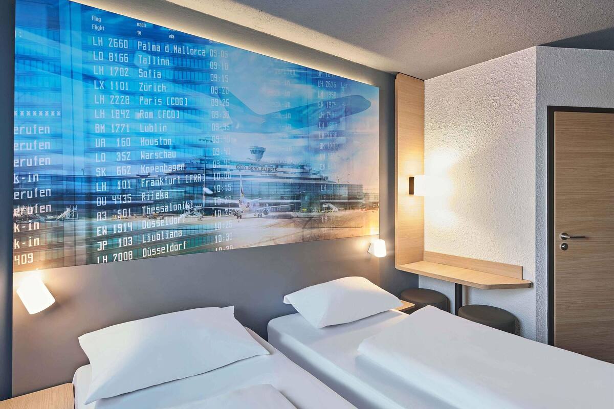 twin room | desk, soundproofing, free wifi, bed sheets