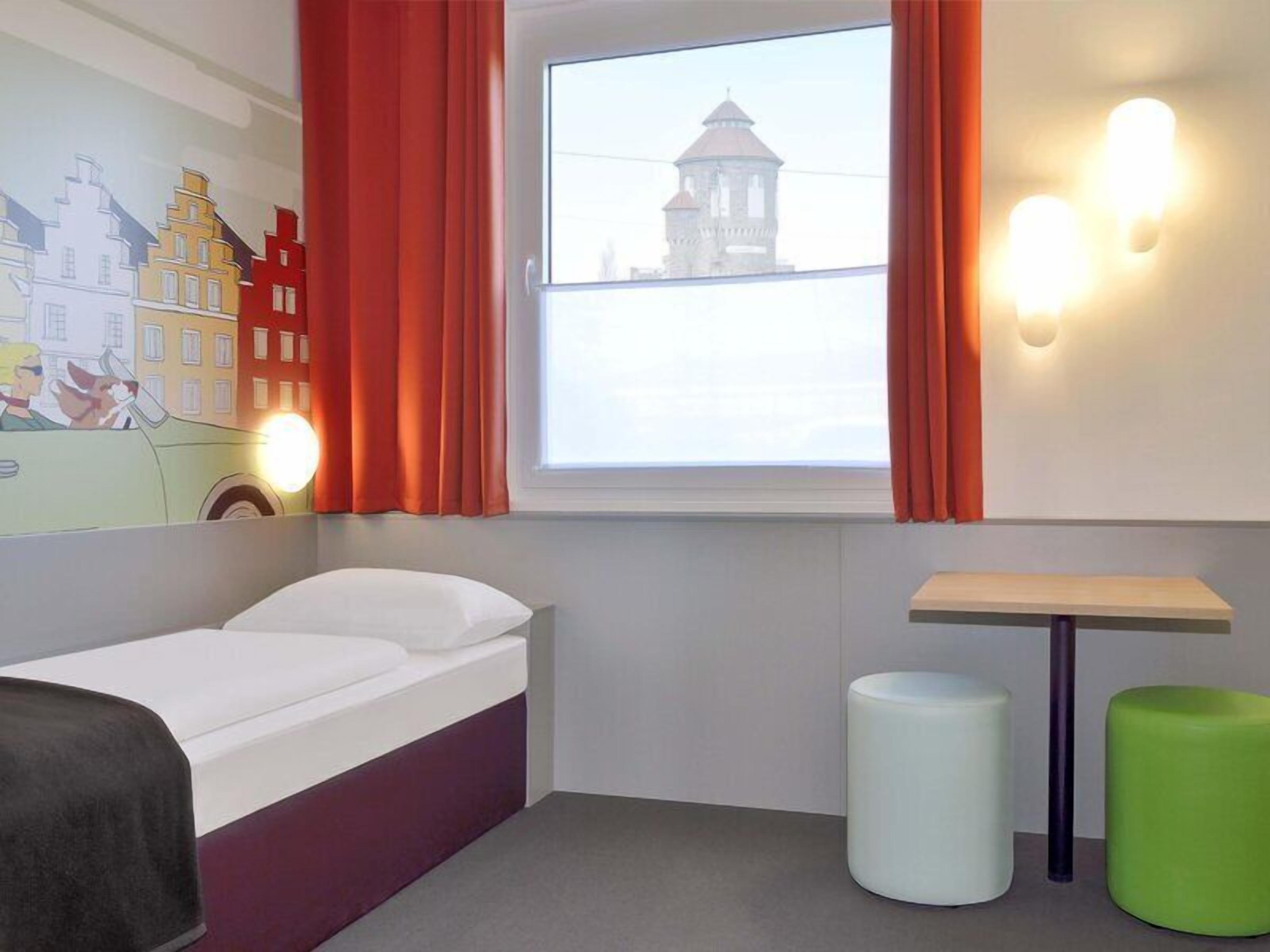 Desk, soundproofing, WiFi (free), bed sheets