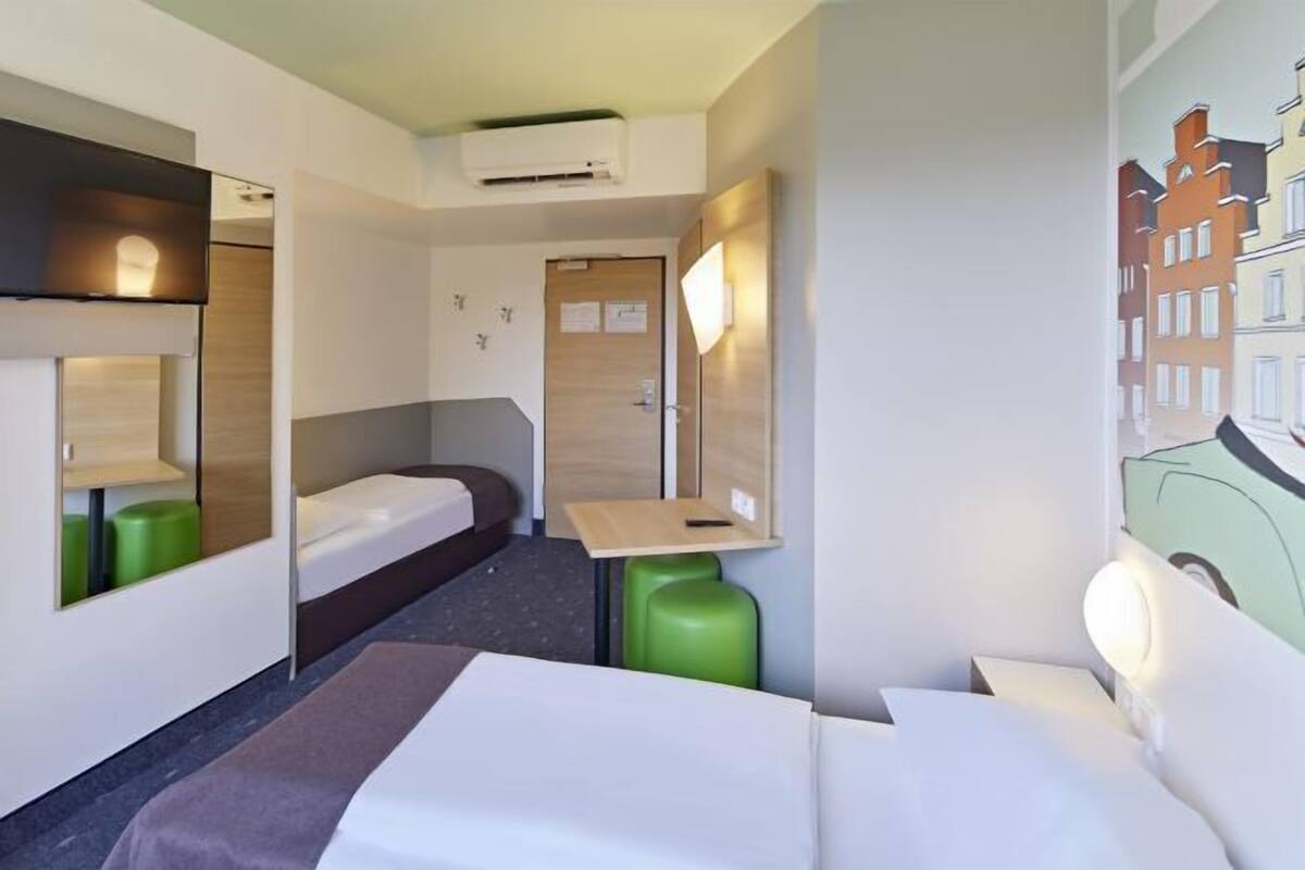 Desk, soundproofing, free WiFi, bed sheets