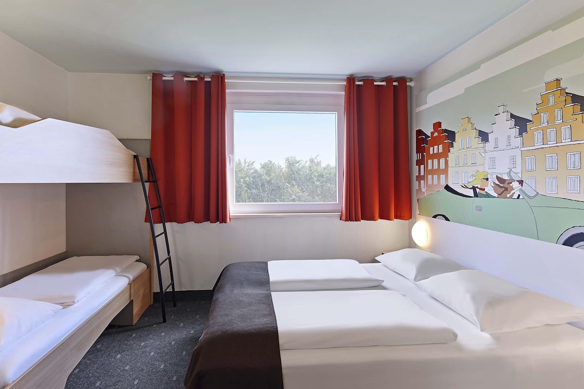 Escritorio, sistema de insonorización, wifi gratis y ropa de cama