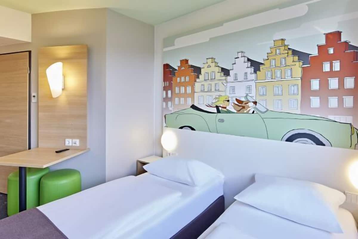 Desk, soundproofing, free WiFi, bed sheets
