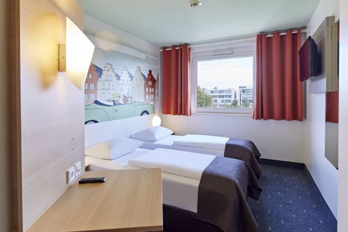 Desk, soundproofing, free WiFi, bed sheets