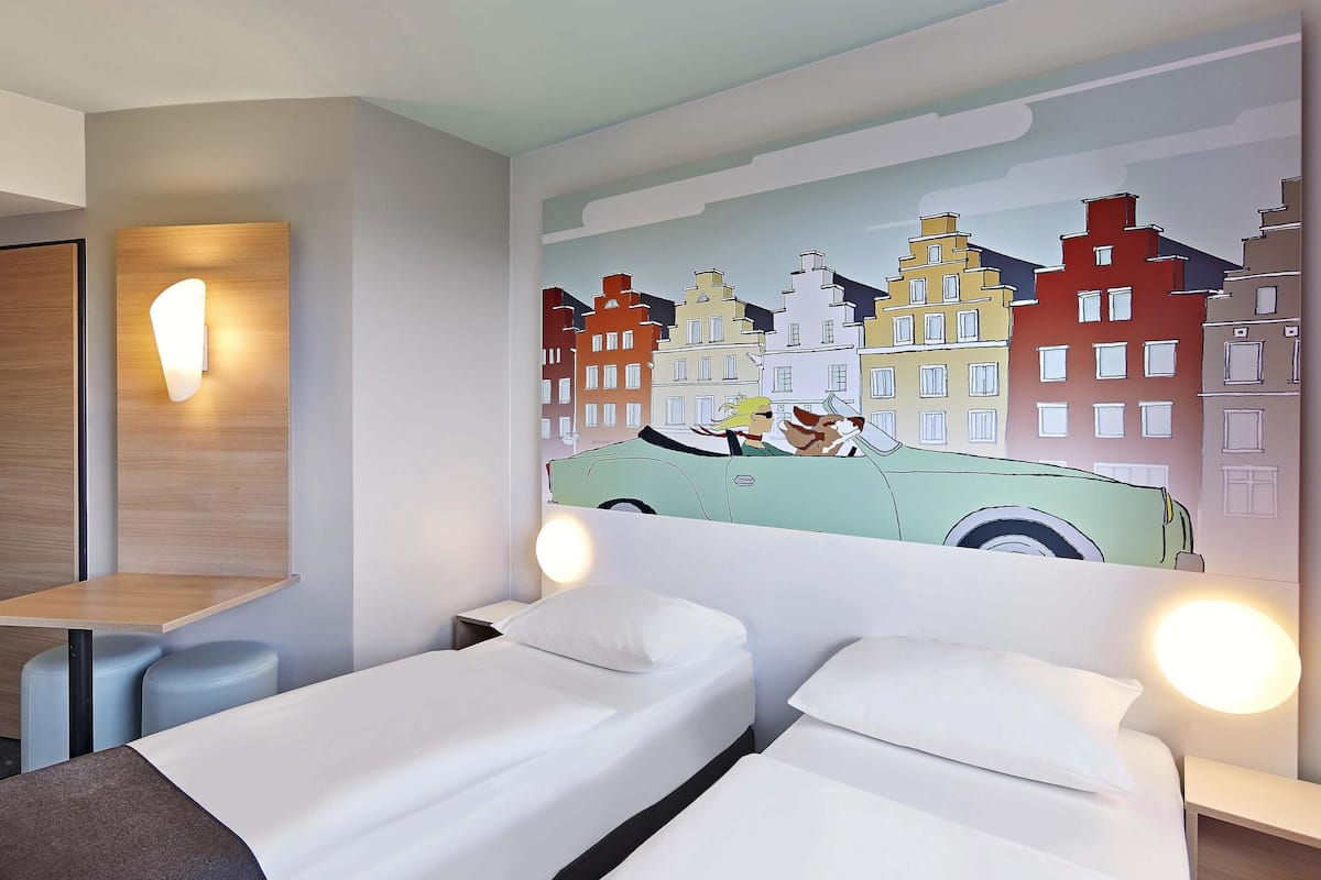 Escritorio, sistema de insonorización, wifi gratis y ropa de cama