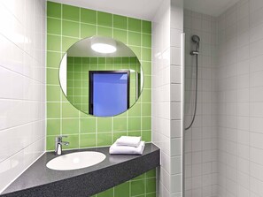 Shower, pengering rambut,  dan handuk