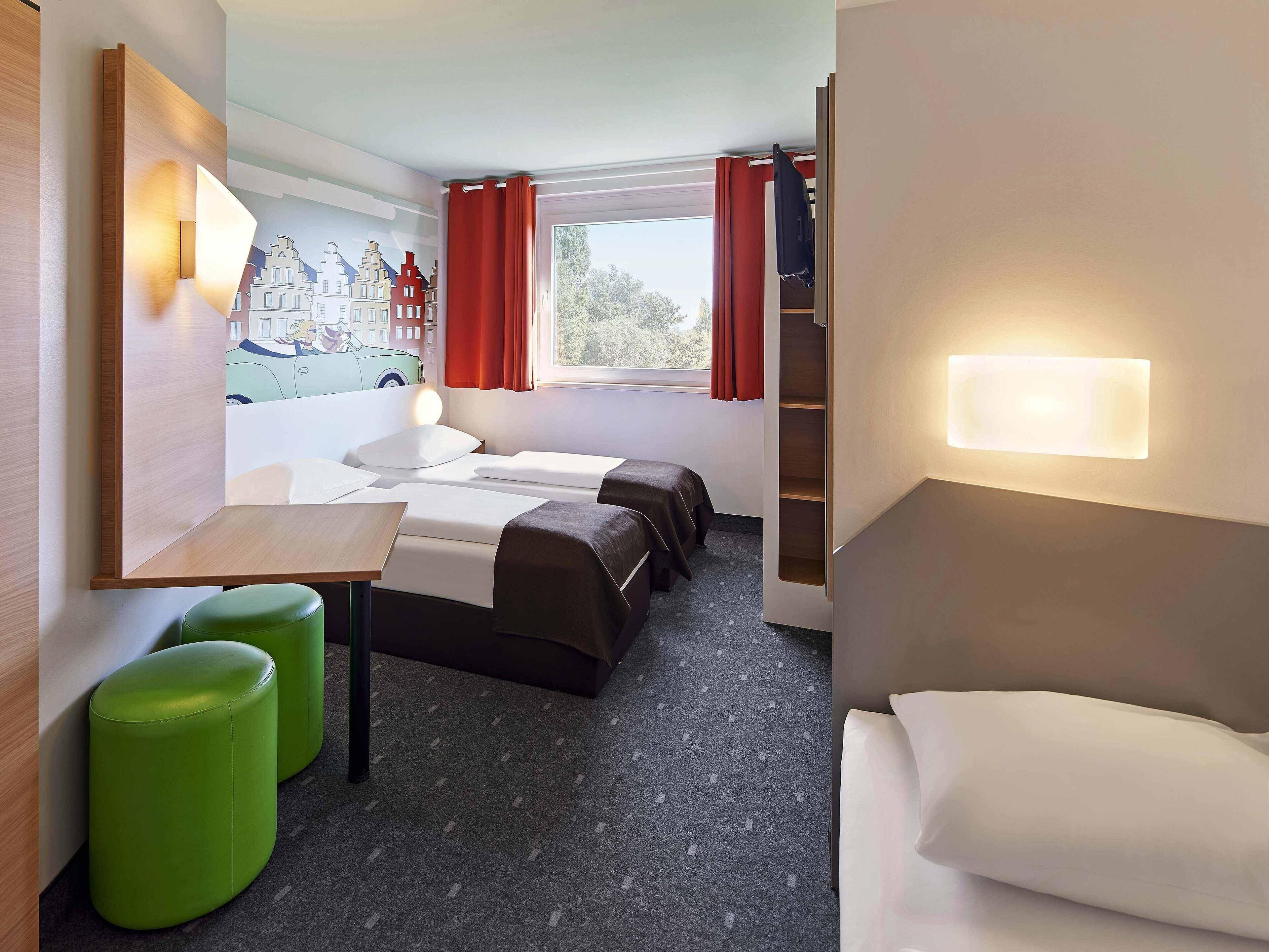 Escritorio, sistema de insonorización, wifi gratis y ropa de cama 