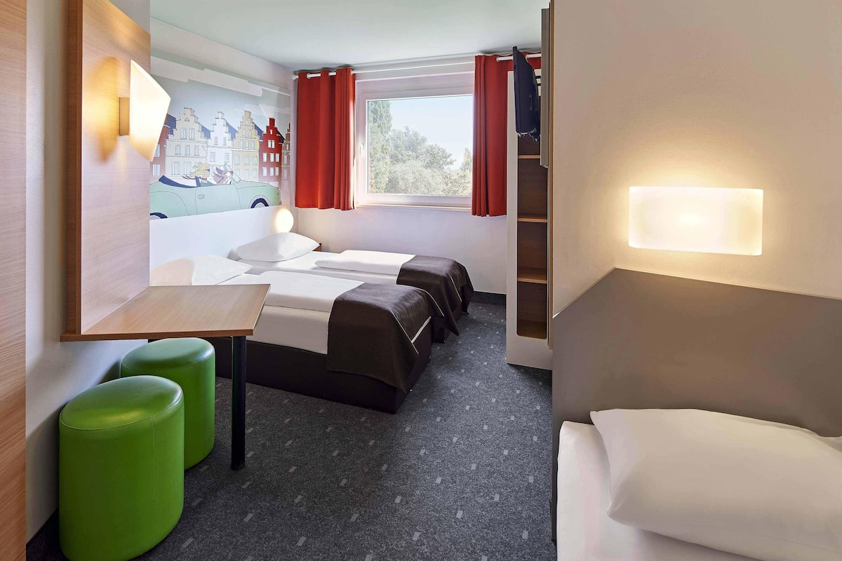 Escritorio, sistema de insonorización, wifi gratis y ropa de cama