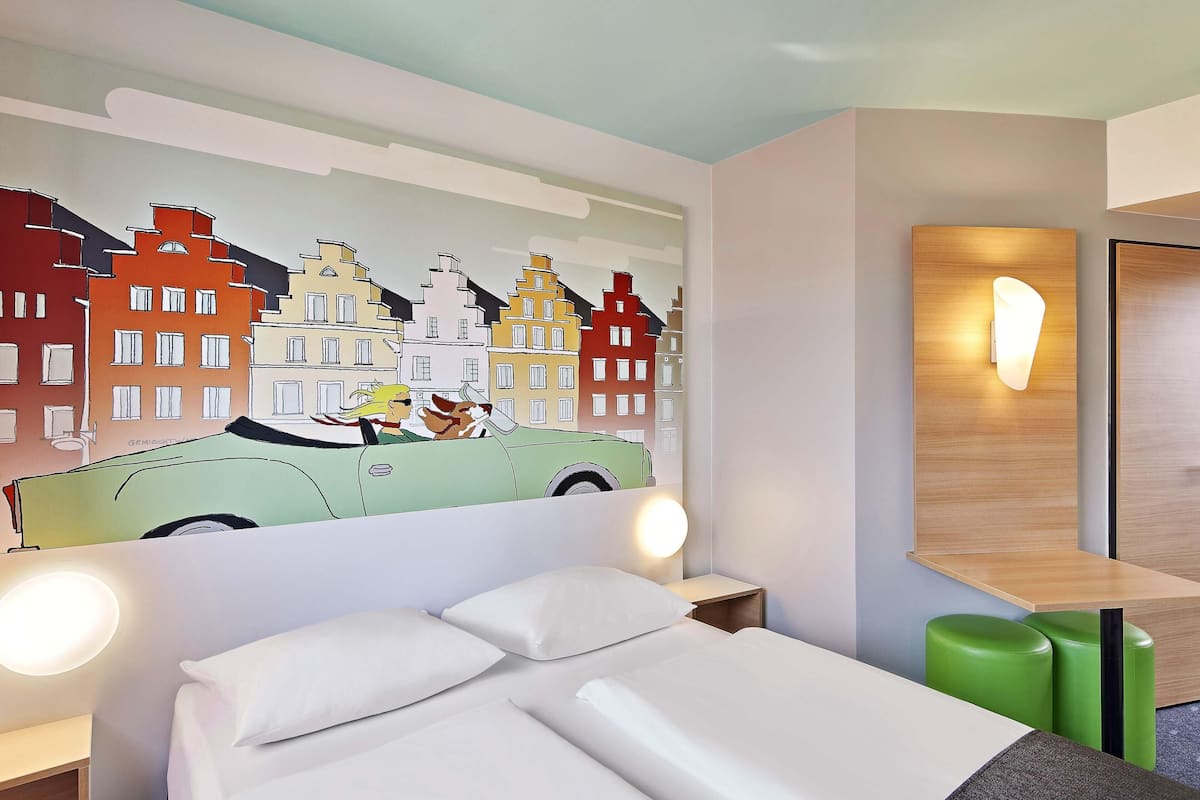 Escritorio, sistema de insonorización, wifi gratis y ropa de cama