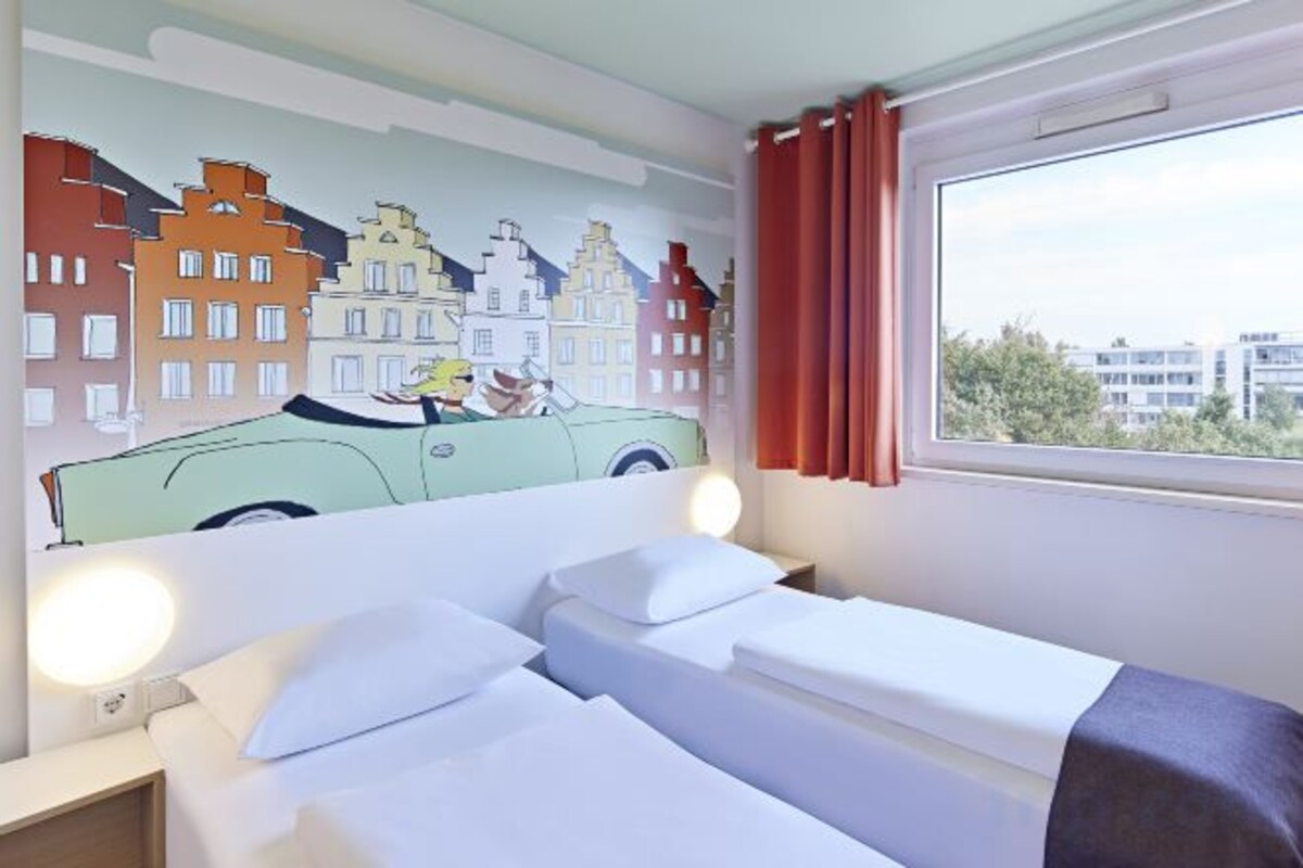 Desk, soundproofing, free WiFi, bed sheets