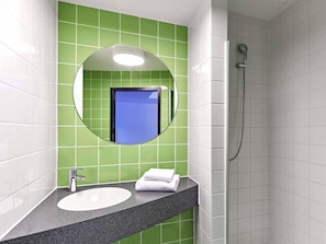 Dusche, Haartrockner, Handtücher