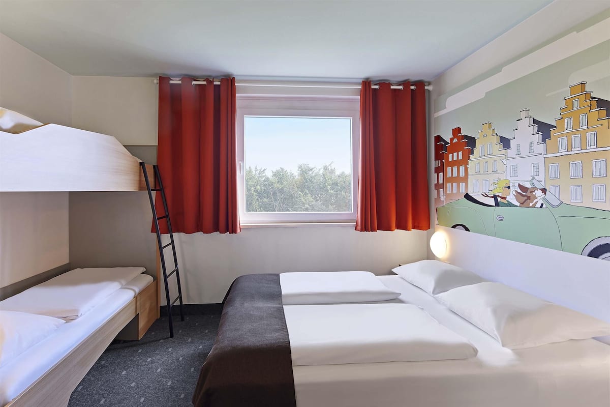 Quadruple Room | Desk, soundproofing, free WiFi, bed sheets