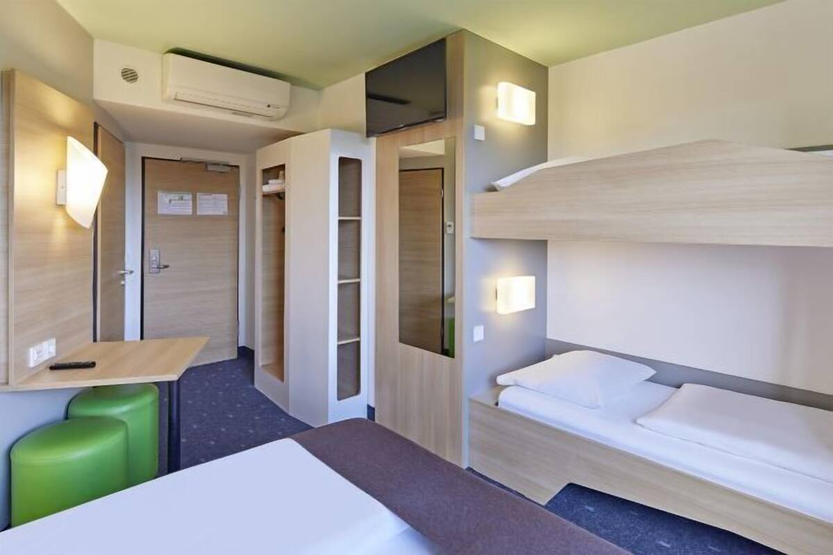 Desk, soundproofing, free WiFi, bed sheets