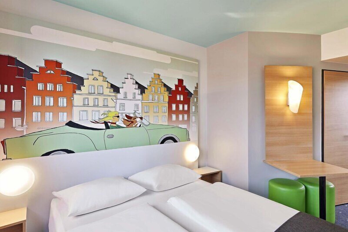 Desk, soundproofing, free WiFi, bed sheets