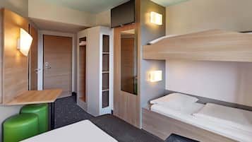 Escritorio, sistema de insonorización, wifi gratis y ropa de cama