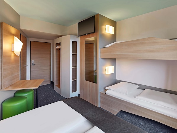 Desk, soundproofing, free WiFi, bed sheets