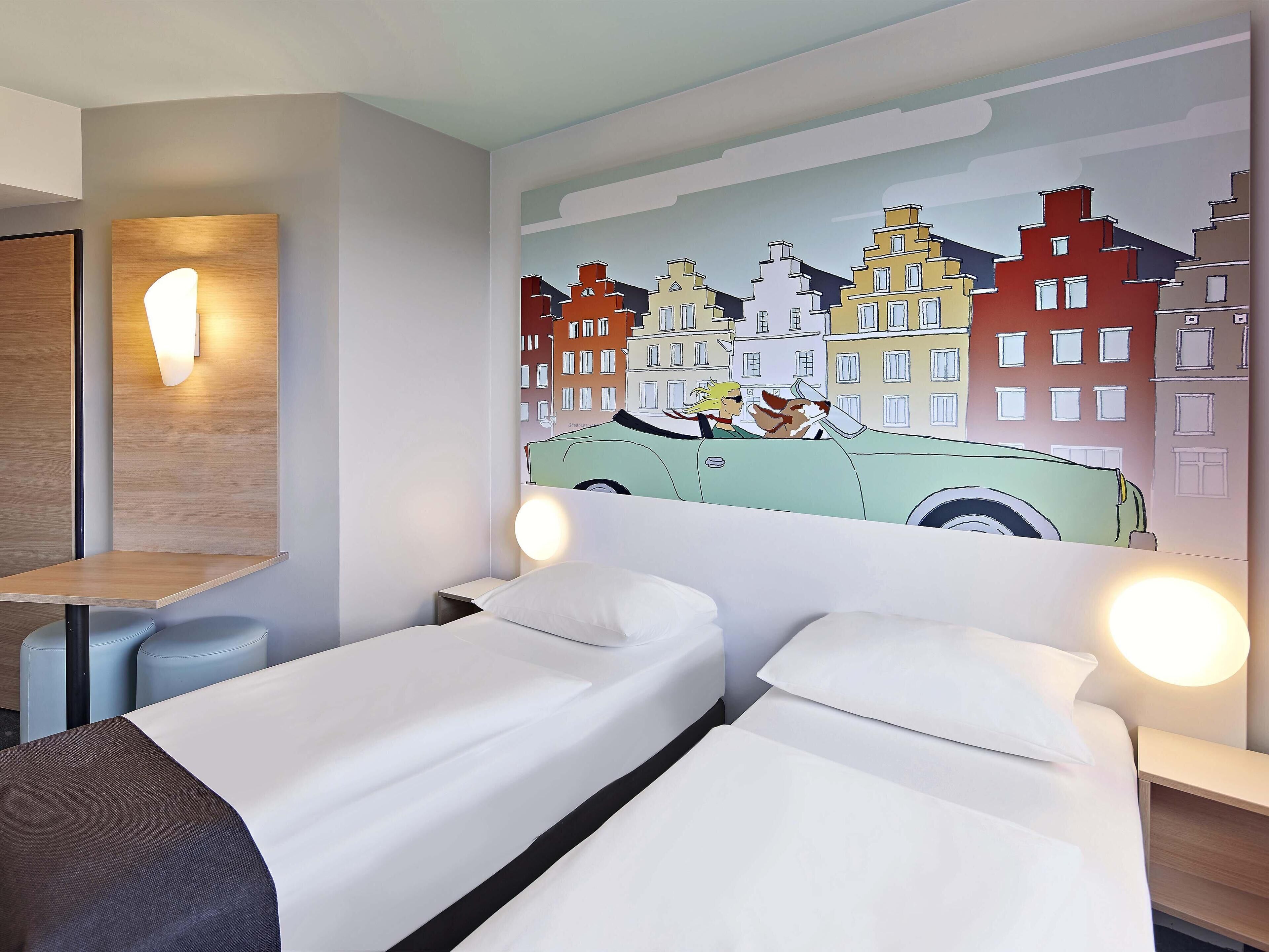 Desk, soundproofing, free WiFi, bed sheets