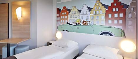 Desk, soundproofing, free WiFi, bed sheets