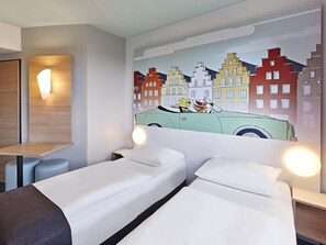 Desk, soundproofing, free WiFi, bed sheets