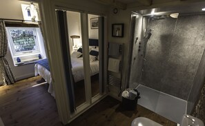 Kombination af bruser/badekar, hårtørrer, håndklæder, Toiletpapir