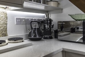 Kühlschrank, Mikrowelle, Ofen, Herdplatte