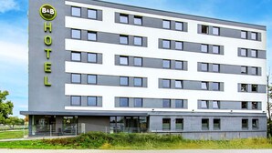 A modern B&B hotel with a flat facade, multiple windows, and a visible entrance. - B&B HOTEL Regensburg-City (Regensburg)