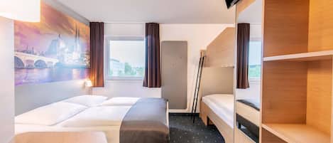 Quadruple Room | Desk, soundproofing, free WiFi, bed sheets