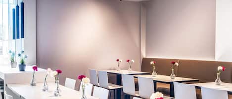 Petit déjeuner buffet (13.9 EUR par personne)