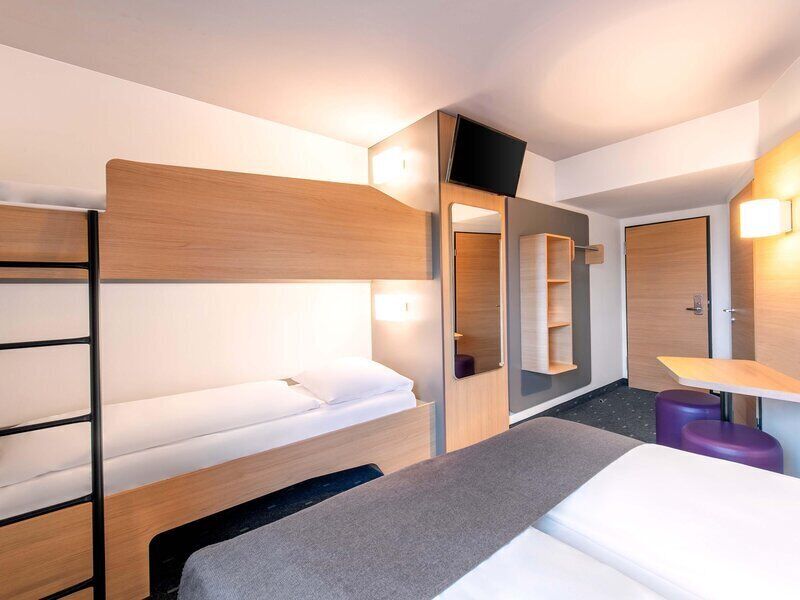 Quadruple Room | Desk, soundproofing, WiFi (free), bed sheets
