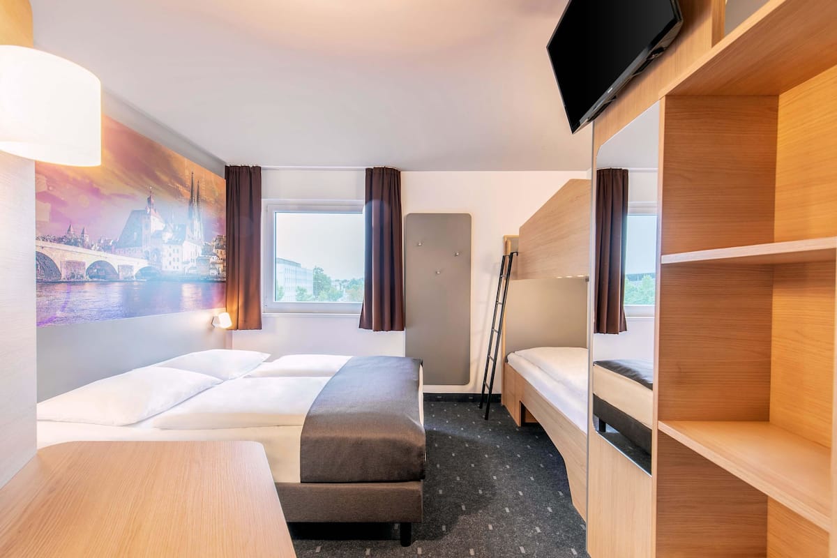 Neljän hengen huone | Työpöytä, äänieristys, ilmainen Wi-Fi, vuodevaatteet