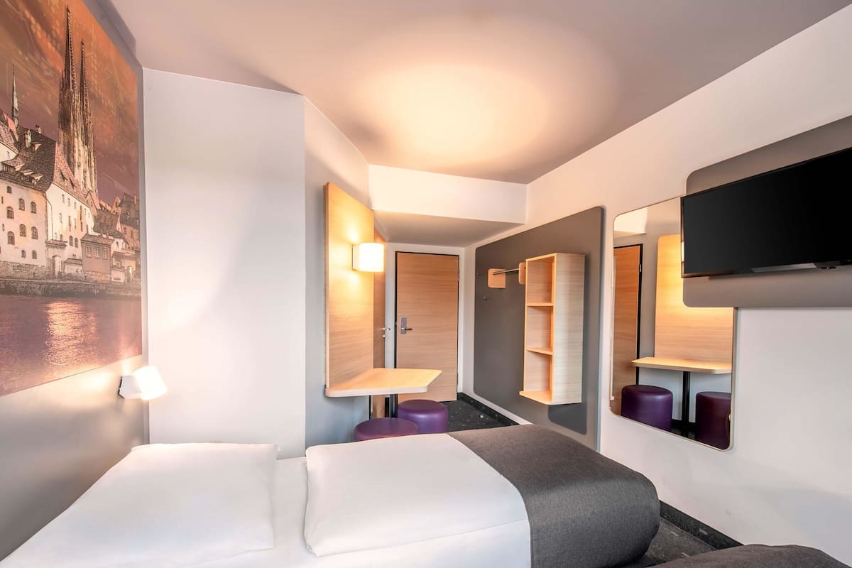 Kahden hengen huone (kaksi sänkyä) | Työpöytä, äänieristys, ilmainen Wi-Fi, vuodevaatteet