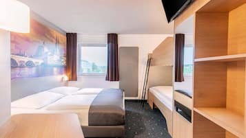 Desk, soundproofing, WiFi (free), bed sheets