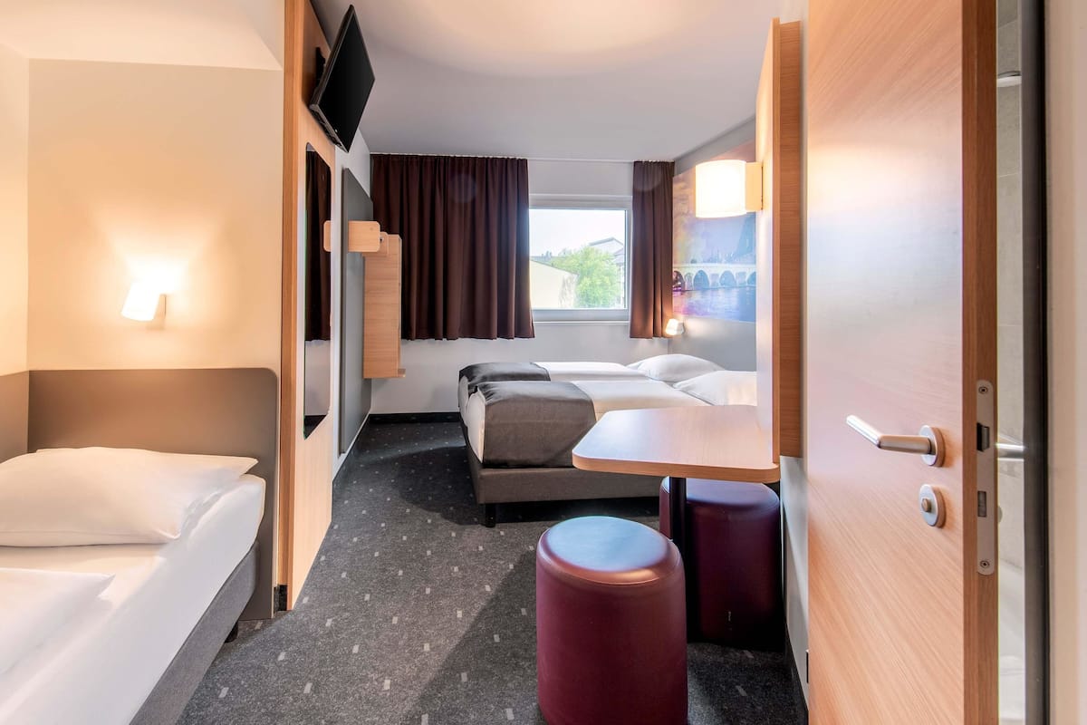 Kolmen hengen huone | Työpöytä, äänieristys, ilmainen Wi-Fi, vuodevaatteet