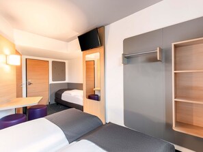Triple Room | Desk, soundproofing, free WiFi, bed sheets - B&B HOTEL Regensburg-City (Regensburg)